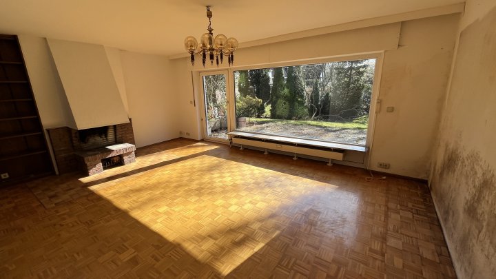 Sonnenterrasse, Kamin und herrlicher Gartenblick – sanierungsbedürftiges Zuhause in Marienthal